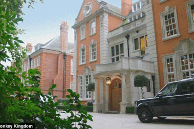 Khám tủ đồ hiệu của con gái tỷ phú F1