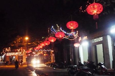 “Phớt lờ” chỉ đạo, đèn lồng giăng khắp phố
