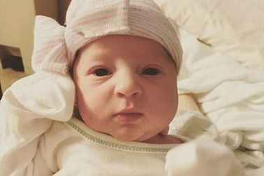 Bé gái chào đời sau 24 năm "ngủ đông"