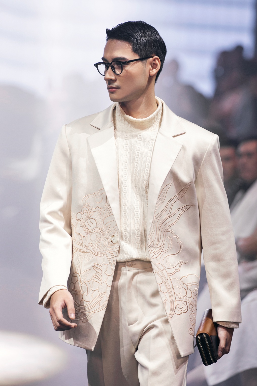 Hoa hậu Ngọc Châu khoe chân dài thẳng tắp, catwalk ấn tượng - 9 Hoa hậu Ngọc Châu khoe chân dài thẳng tắp, catwalk ấn tượng - 9