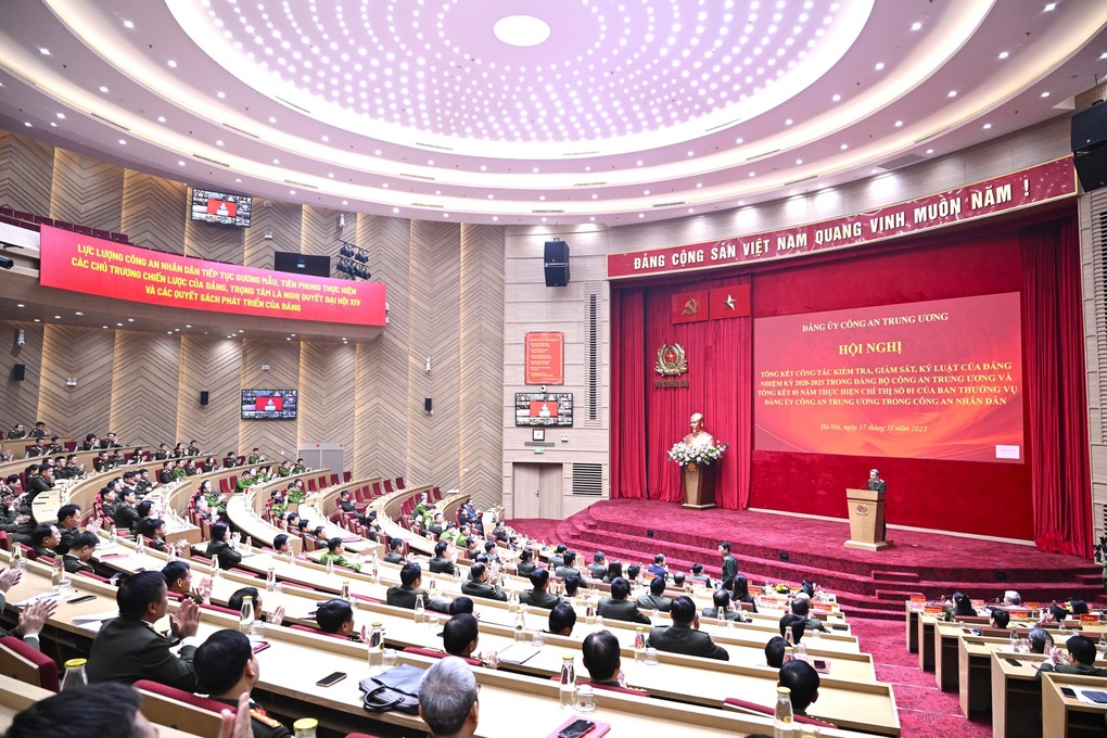 Xây dựng đội ngũ cán bộ kiểm tra “trong sáng như gương, sắc bén như gươm” - 1 Xây dựng đội ngũ cán bộ kiểm tra “trong sáng như gương, sắc bén như gươm” - 1