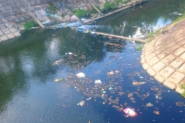 Dân than khổ vì sống cạnh dòng "kênh đen"