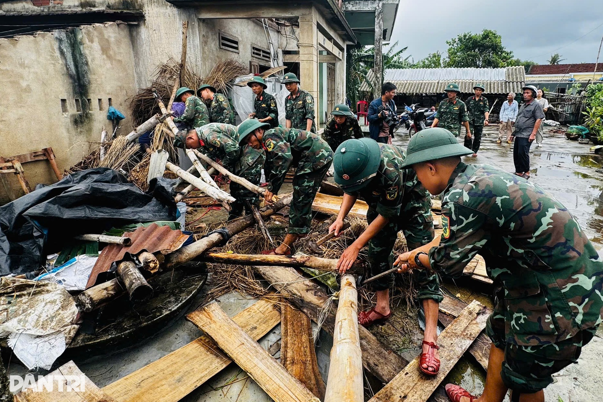 Cận cảnh hiện trường lốc xoáy tàn phá nhà dân - 4 Cận cảnh hiện trường lốc xoáy tàn phá nhà dân - 4