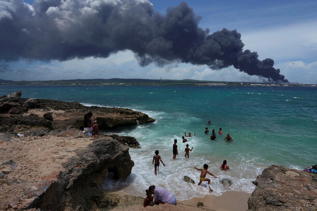 2022-08-06T221919Z_797368409_RC28RV98P9YQ_RTRMADP_3_CUBA-FIRE.JPG Cuba_Reuters