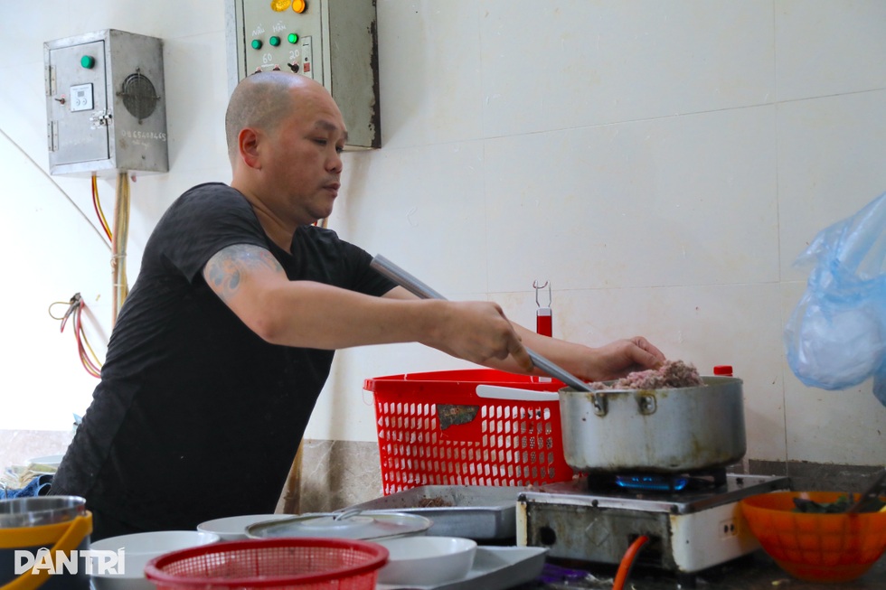 Quán bún ở Hà Nội giá 20.000 đồng, chủ khẳng định chỉ lãi 2.500 đồng/bát - 4 Quán bún ở Hà Nội giá 20.000 đồng, chủ khẳng định chỉ lãi 2.500 đồng/bát - 4