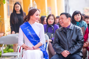 "Nữ hoàng đá quý" Nguyễn Thị Oanh xúc động khi trở lại mái trường xưa