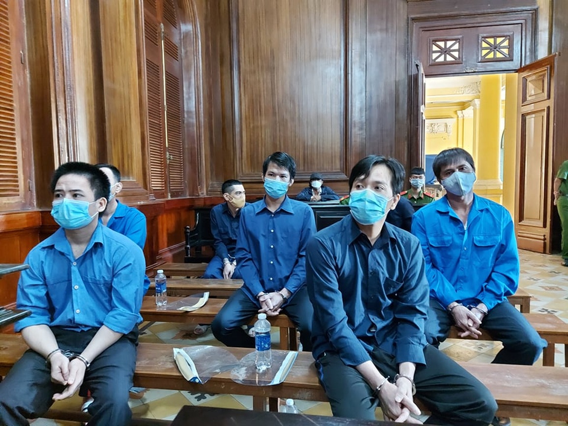 Băng nhóm khủng bố tạt sơn pha mắm tôm vào tiệm phở Hòa lĩnh án tù - 2 Băng nhóm khủng bố tạt sơn pha mắm tôm vào tiệm phở Hòa lĩnh án tù - 2