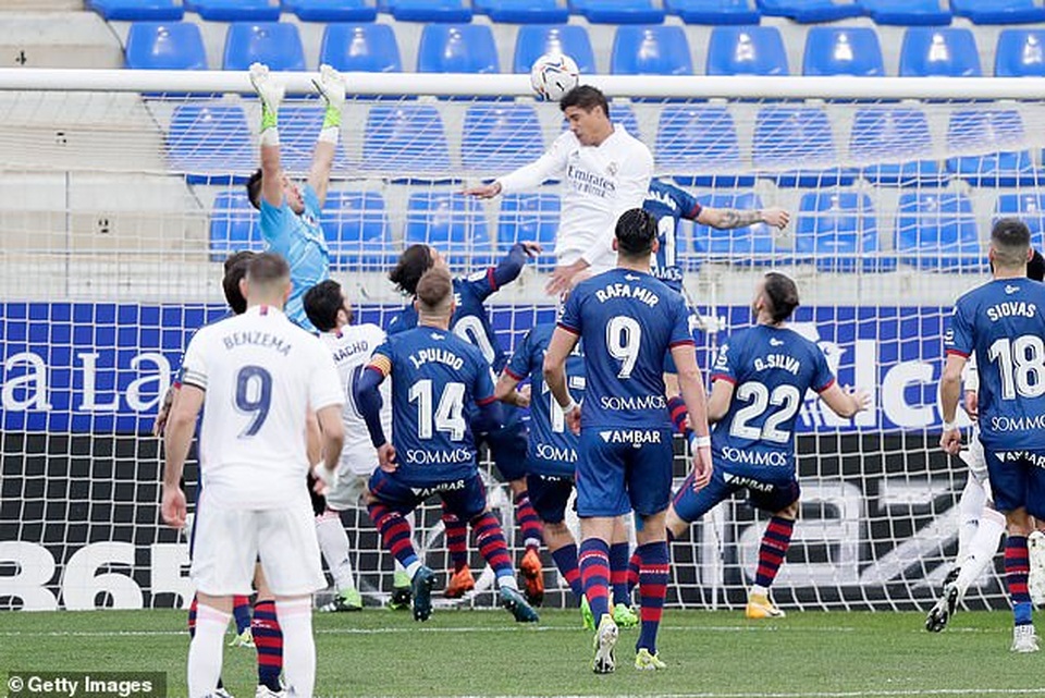 Varane lập cú đúp, Real Madrid ngược dòng thắng đội cuối bảng - 4 Varane lập cú đúp, Real Madrid ngược dòng thắng đội cuối bảng - 4