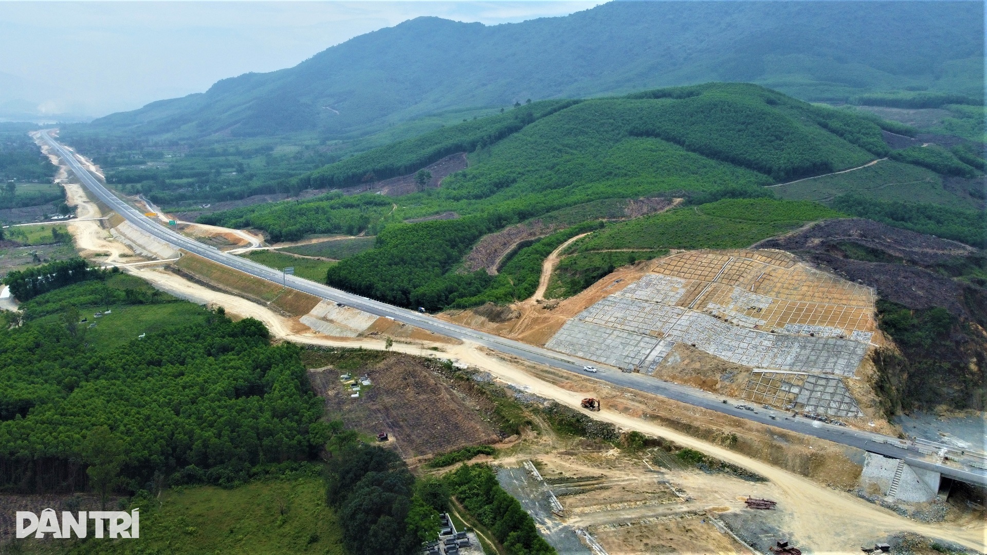 Mồ hôi rơi, bữa cơm vội trên tuyến cao tốc chào mừng đại lễ 30/4 - 2 Mồ hôi rơi, bữa cơm vội trên tuyến cao tốc chào mừng đại lễ 30/4 - 2