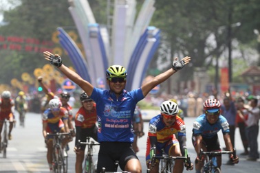 Lê Nguyệt Minh thắng chặng cuối, Nguyễn Thành Tâm đoạt áo vàng giải xe đạp xuyên Việt 2018