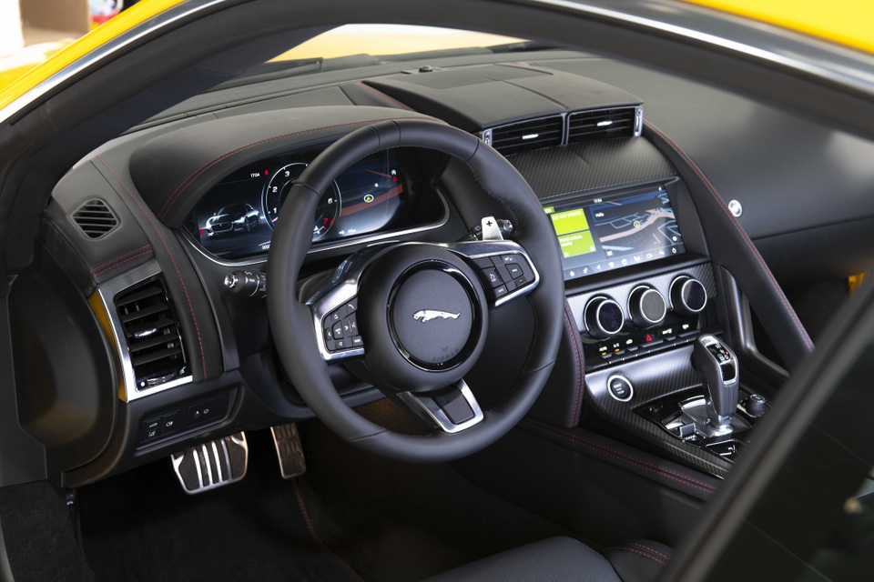 Jaguar F-TYPE mới về Việt Nam có giá lên đến 15,29 tỷ đồng - 24 Jaguar F-TYPE mới về Việt Nam có giá lên đến 15,29 tỷ đồng - 24