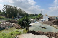 Sạt lở bờ ao, 100 tấn cá tra của một nông dân Đồng Tháp trôi sông