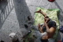 Clip sốc cho thấy lý do không nên để điện thoại đang sạc trên giường ngủ