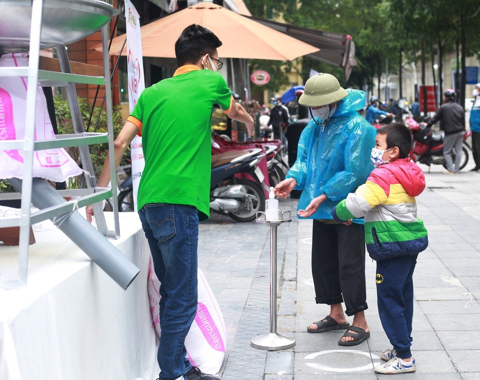 Thêm một “cây ATM” gạo, người nghèo Hà Nội đội mưa đi nhận miễn phí - 3 Thêm một “cây ATM” gạo, người nghèo Hà Nội đội mưa đi nhận miễn phí - 3