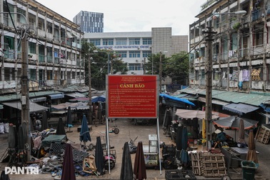 Loạt chung cư cũ xuống cấp, giăng đầy "chuồng cọp" ở TPHCM