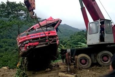 Vụ xe khách rơi xuống vực: Tạm giữ lái xe