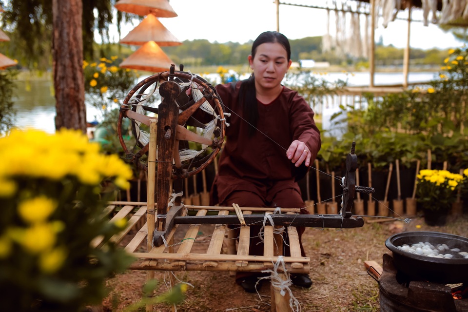 Lụa Bảo Lộc và khúc hoan ca bên Hồ Xuân Hương Đà Lạt - 13 Lụa Bảo Lộc và khúc hoan ca bên Hồ Xuân Hương Đà Lạt - 13
