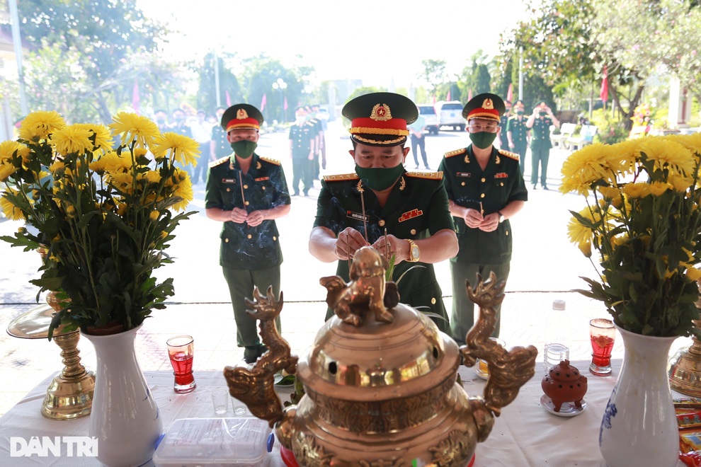Tổ chức trọng thể Lễ truy điệu và an táng 10 hài cốt liệt sĩ - 2 Tổ chức trọng thể Lễ truy điệu và an táng 10 hài cốt liệt sĩ - 2