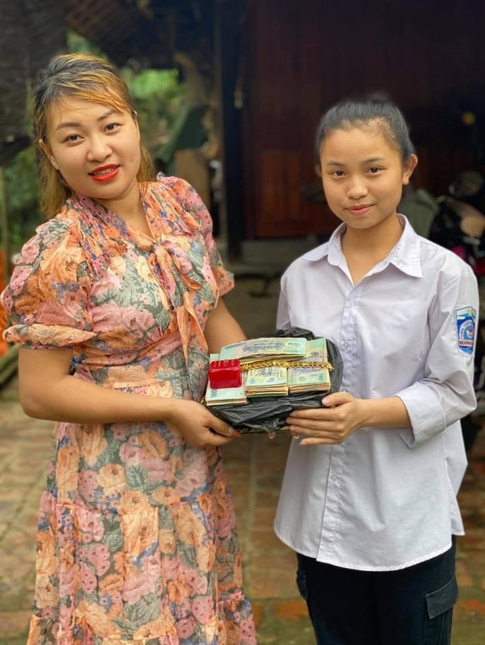 Nữ sinh nghèo trả lại tiền, vàng hơn 450 triệu đồng cho người đánh rơi - 1 Nữ sinh nghèo trả lại tiền, vàng hơn 450 triệu đồng cho người đánh rơi - 1