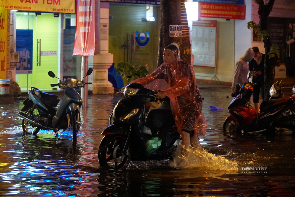 Hà Nội: Lau bugi xe sau cơn mưa lớn kiếm bộn tiền - 2 Hà Nội: Lau bugi xe sau cơn mưa lớn kiếm bộn tiền - 2