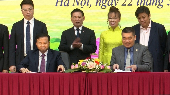 Giám đốc Ban Quản lý Quỹ vắc- xin phòng Covid-19 và lãnh đạo Tập đoàn Sovico ký bàn giao Cổng thông tin điện tử Quỹ vắc-xin phòng Covid-19