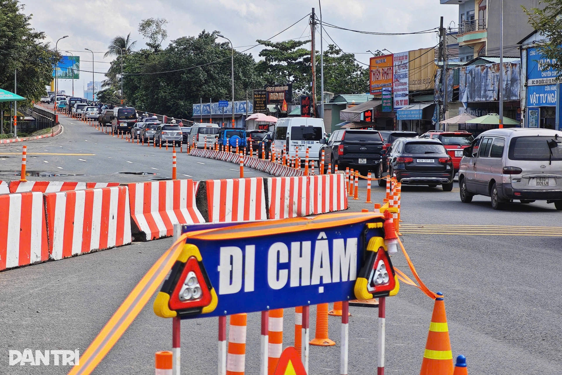 Cận cảnh ngày đầu cấm ô tô qua cầu Bình Triệu 1 ở TPHCM - 9 Cận cảnh ngày đầu cấm ô tô qua cầu Bình Triệu 1 ở TPHCM - 9