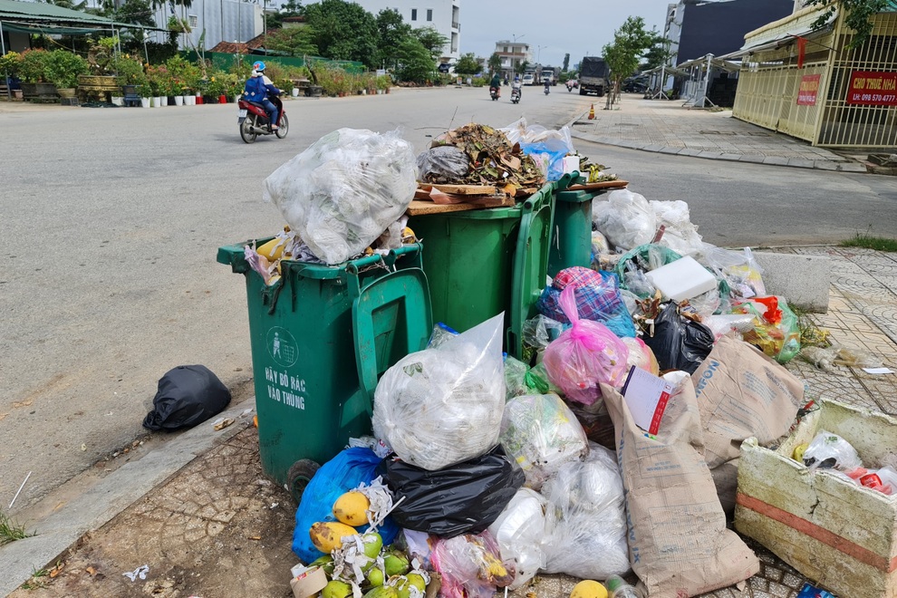 Một hộ dân quyết chặn lối xe thu gom vào bãi, rác thải toàn thành phố ùn ứ - 1 Một hộ dân quyết chặn lối xe thu gom vào bãi, rác thải toàn thành phố ùn ứ - 1