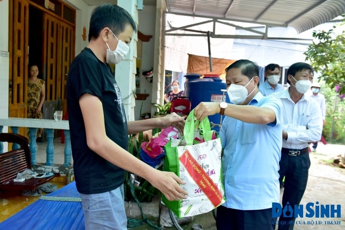 Anh Nguyễn Tấn Lợi (SN 1973), ấp 2, xã Phú Nhuận, TP. Bến Tre xúc động và biết ơn khi được Thứ trưởng Lê Tấn Dũng đến tận nhà thăm hỏi sức khoẻ, động viên tinh thần và trao tặng túi an sinh.