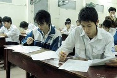 Giám sát chặt, 50% học sinh rớt kỳ thi thử 