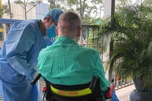 Phi công người Anh đã đứng được và đang tập đi