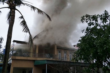 Chập điện gây hoả hoạn, một gia đình tá hoả vì suýt mất nhà, mất Tết