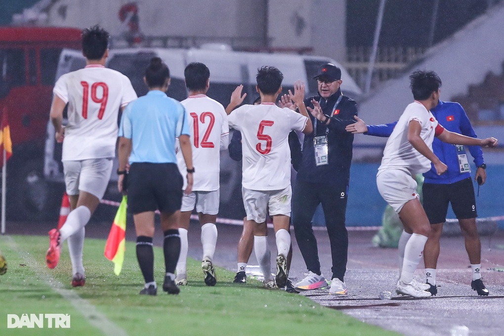HLV Cristiano Roland trải lòng khi U17 Việt Nam giành vé dự giải châu Á - 2 HLV Cristiano Roland trải lòng khi U17 Việt Nam giành vé dự giải châu Á - 2