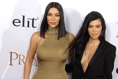 Kim Kardashian đọ dáng Kourtney