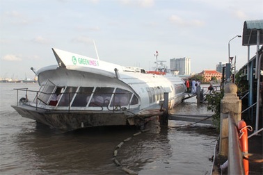 Tàu cánh ngầm chết máy, hàng trăm hành khách hoảng loạn