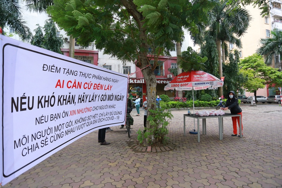 Ấm lòng suất ăn ai thiếu đến nhận trên phố Hà Nội giữa đại dịch Covid-19 - 1 Ấm lòng suất ăn ai thiếu đến nhận trên phố Hà Nội giữa đại dịch Covid-19 - 1