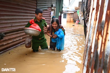 Hà Nội di dời khẩn cấp người dân ở xóm trọ nghèo ven sông Hồng