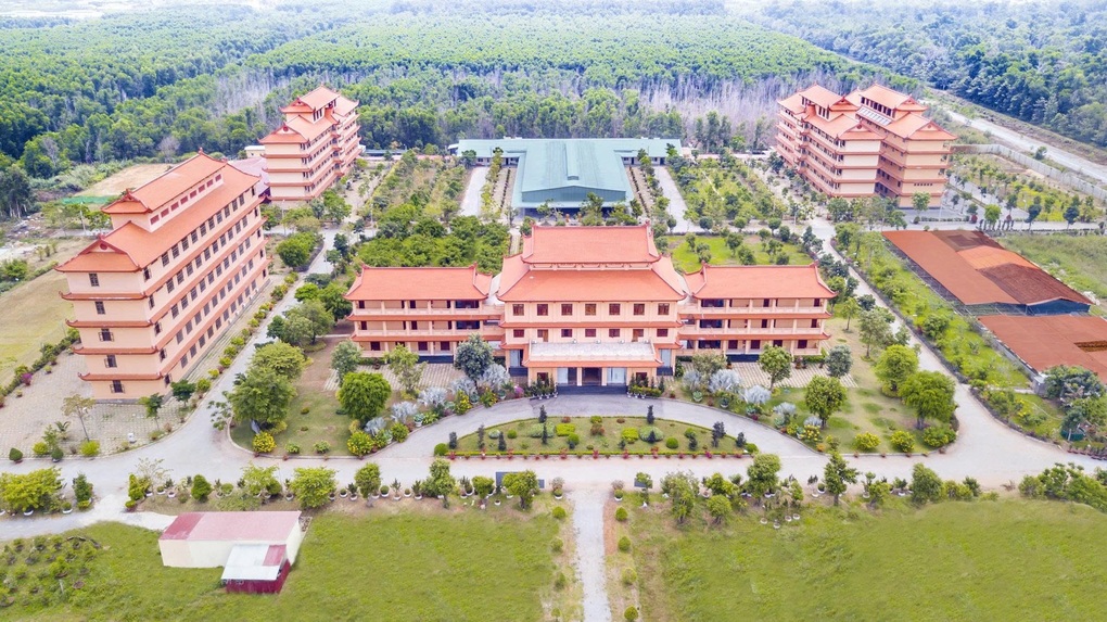 Nước uống tinh khiết đóng bình CD đồng hành cùng đại lễ Phật Đản VESAK 2025 - 1 Nước uống tinh khiết đóng bình CD đồng hành cùng đại lễ Phật Đản VESAK 2025 - 1