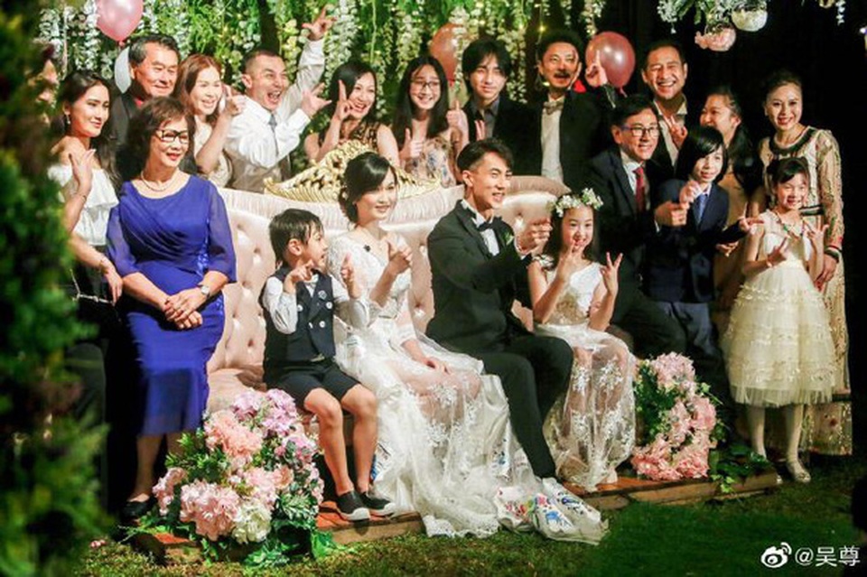 Ngô Tôn bật khóc trong lễ cưới với người vợ bí mật 16 năm - 10 Ngô Tôn bật khóc trong lễ cưới với người vợ bí mật 16 năm - 10