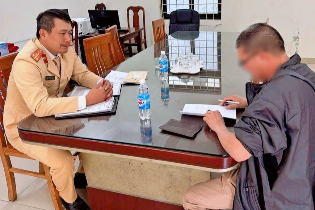 Tài xế xe khách bị phạt 7 triệu đồng vì không nhường đường xe ưu tiên - 1