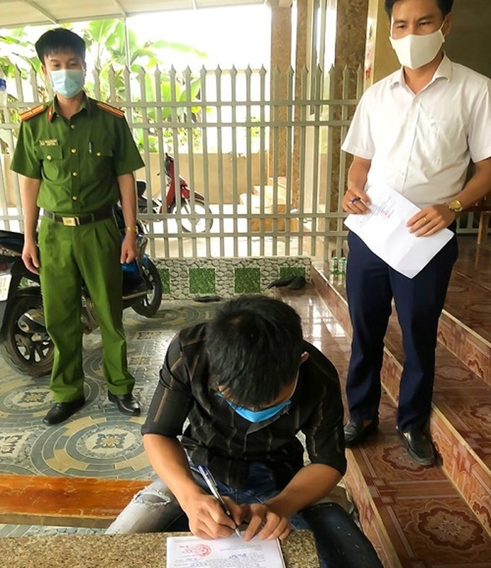 Xử phạt nam thanh niên lẻn ra ngoài khi đang cách ly tại nhà - 1 Xử phạt nam thanh niên lẻn ra ngoài khi đang cách ly tại nhà - 1