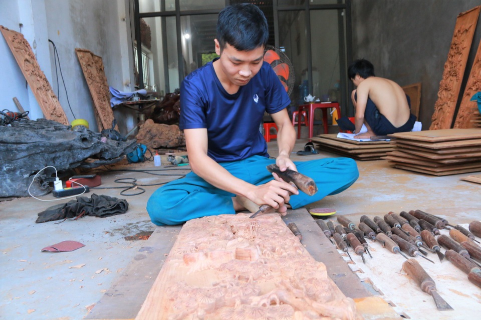 Chàng trai làng “thổi hồn” vào gỗ, kiếm hàng trăm triệu đồng mỗi năm - 2 Chàng trai làng “thổi hồn” vào gỗ, kiếm hàng trăm triệu đồng mỗi năm - 2
