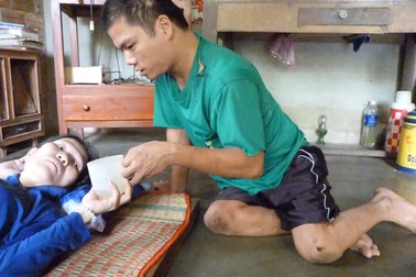 Cảm động chàng trai bị thiểu năng trí tuệ lê lết chăm mẹ ung thư