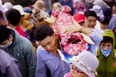 Mướt mồ hôi đội nắng, chen chân leo núi dâng lễ cúng Bà