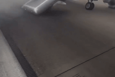 Máy bay bốc cháy, hành khách bị chỉ trích vì lo hành lý hơn con nhỏ