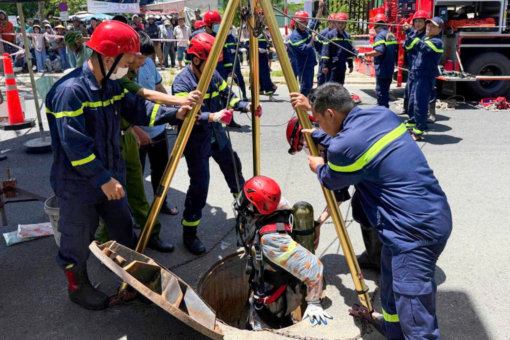 Hai công nhân mắc kẹt, tử vong dưới cống nước sâu 8m - 1 Hai công nhân mắc kẹt, tử vong dưới cống nước sâu 8m - 1