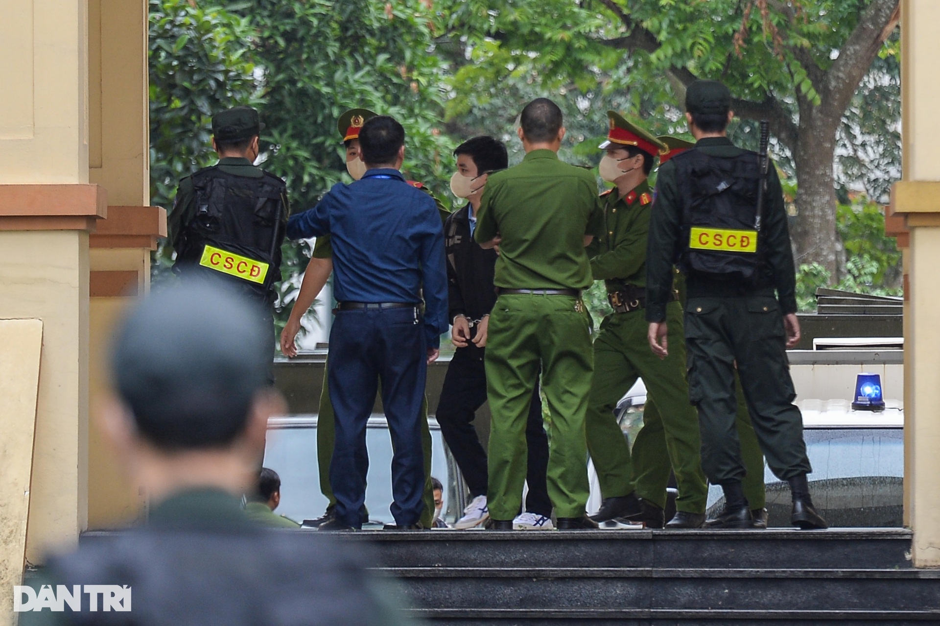 An ninh thắt chặt tại phiên tòa xét xử 2 cựu lãnh đạo tỉnh Bắc Ninh - 2 An ninh thắt chặt tại phiên tòa xét xử 2 cựu lãnh đạo tỉnh Bắc Ninh - 2