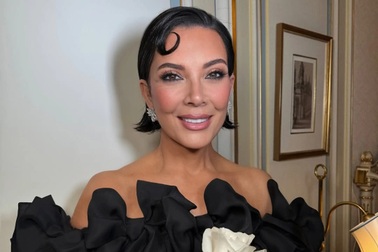 Mẹ của Kim Kardashian trẻ đẹp hệt như con gái kém 25 tuổi