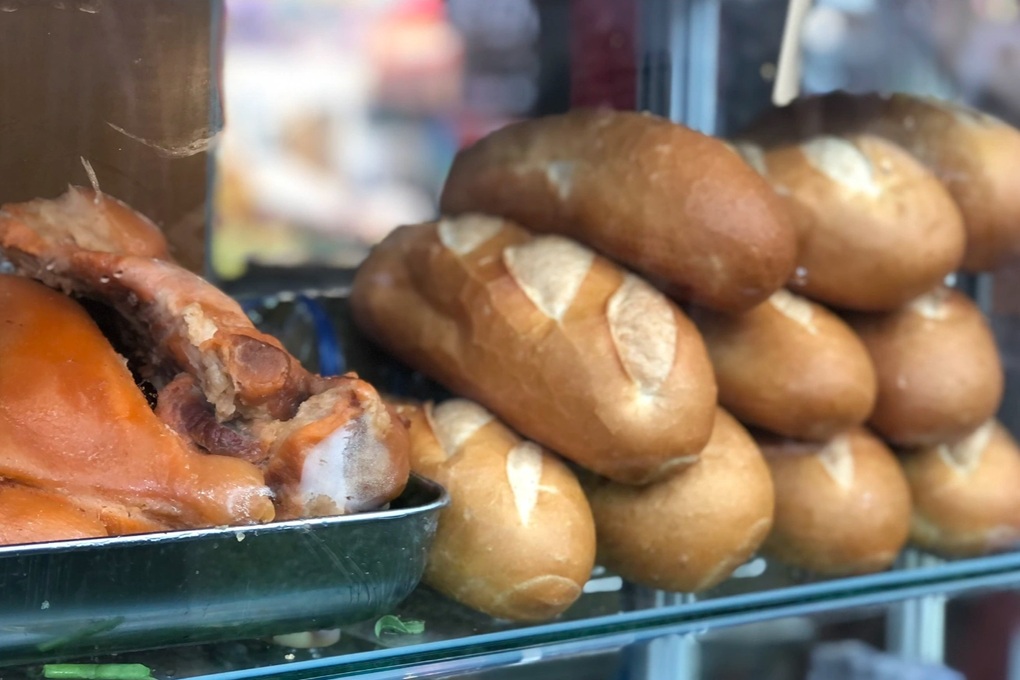 មន្ទីរពេទ្យរាយការណ៍ថា កុមារជាច្រើនបានប្រញាប់ប្រញាល់ទៅកាន់បន្ទប់សង្គ្រោះបន្ទាន់ បន្ទាប់ពីបរិភោគនំបុ័ងនៅ HCMC - ១ Bệnh viện báo cáo vụ nhiều cháu bé đi cấp cứu sau khi ăn bánh mì ở TPHCM - 1
