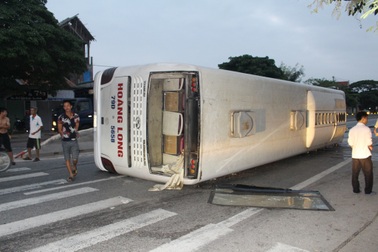 Đập cửa kính giải cứu hàng chục hành khách mắc kẹt trong xe khách