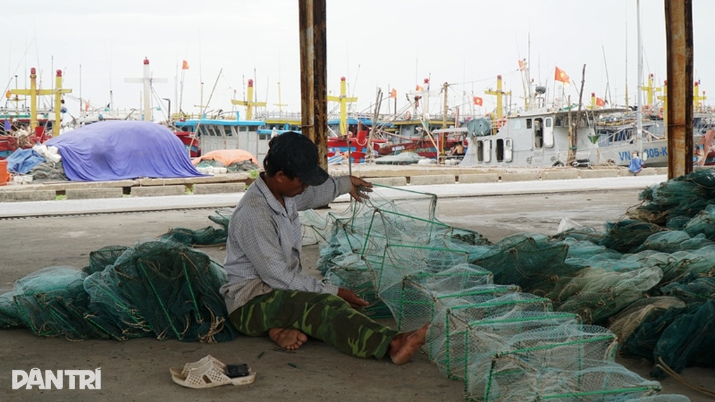 Ngư dân Nam Định chằng buộc tàu thuyền, đan lưới chờ bão Talim đi qua - 4 Ngư dân Nam Định chằng buộc tàu thuyền, đan lưới chờ bão Talim đi qua - 4
